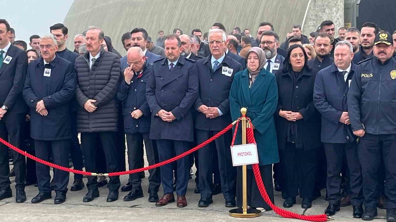 Sis nedeniyle Yenişehir'e inemeyen uçak Bursalı şehitleri geciktirdi