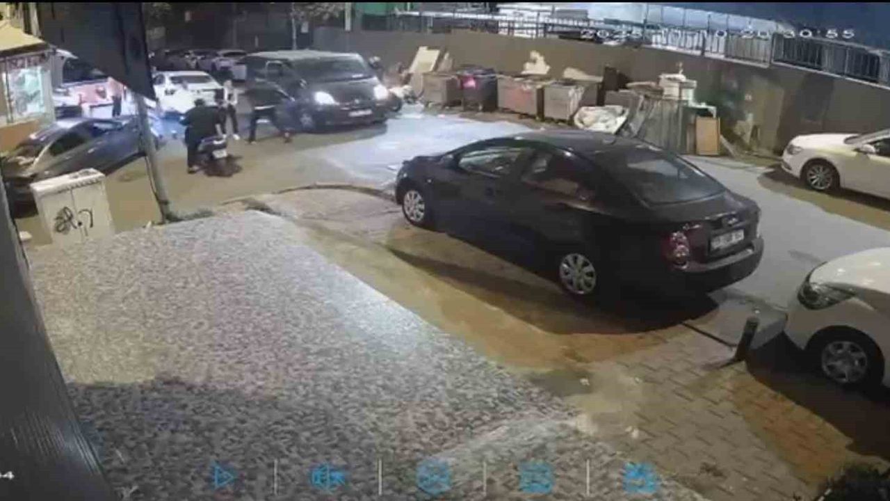 Şişli'de yol verme kavgası kamerada: Motosikletli kişi iki kişiyi bıçakladı