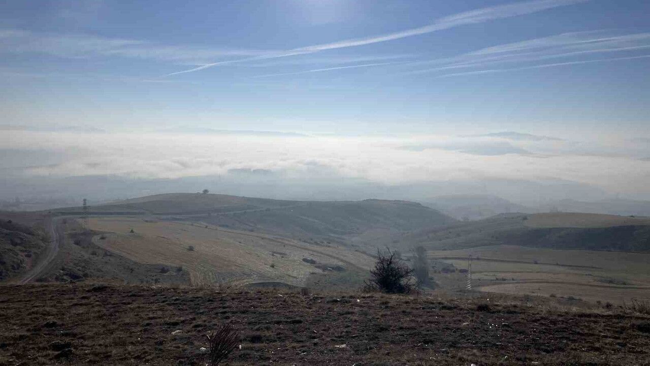 Sivas’ı Beyaz Sis Sardı: Merakum Tepesi’nden Kartpostallık Manzaralar