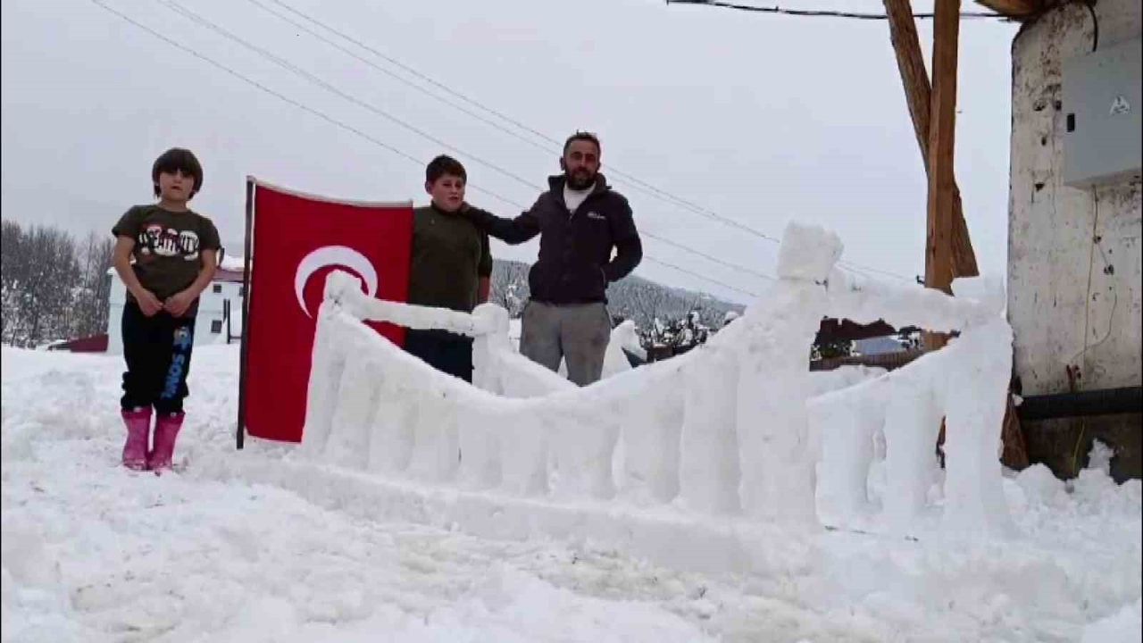 Sivas Kızılelma'da kardan '15 Temmuz Şehitler Köprüsü' görenleri duygulandırdı