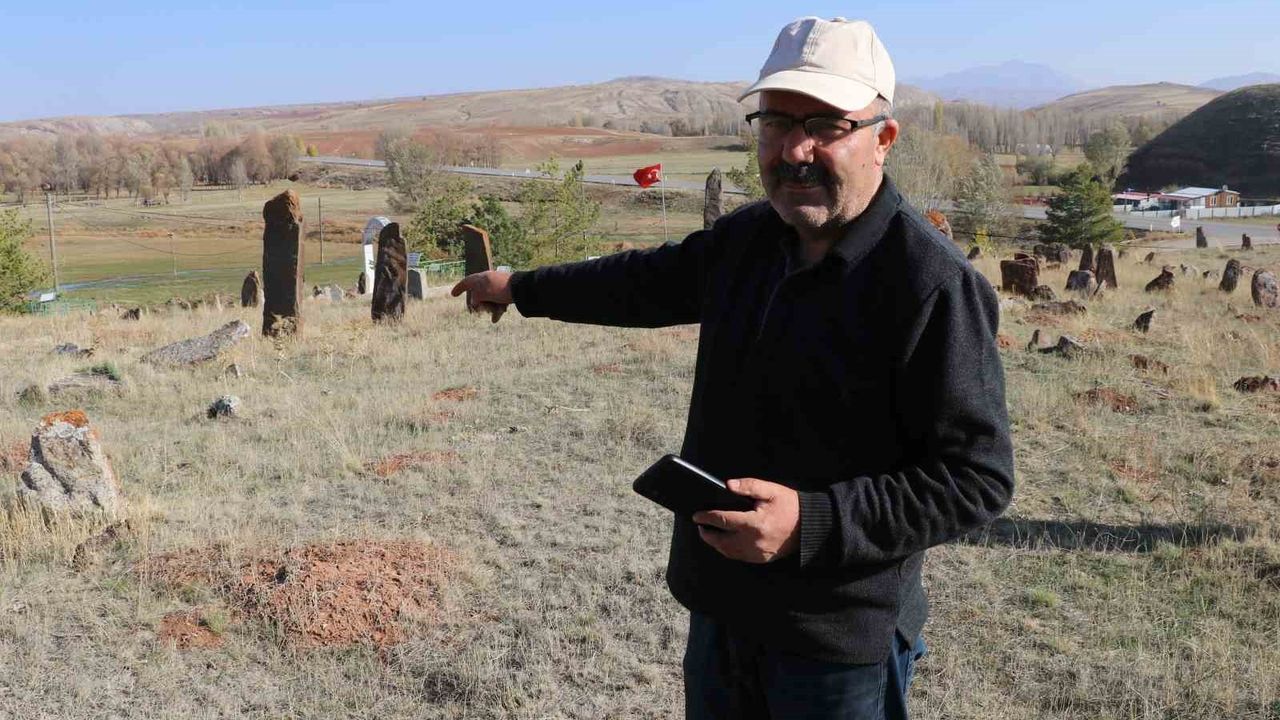 Sivas’ta 4 asırlık mezarlık: Orhun Kitabelerini andıran dev taşlar