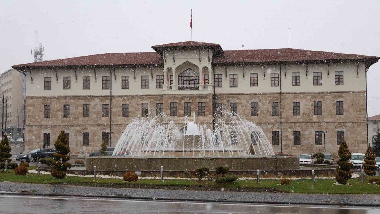 Sivas'ta kar sürprizi: Kent merkezinde kartpostallık manzaralar