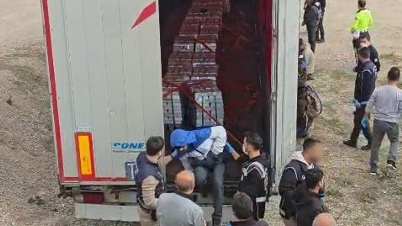 Sivas’ta tır dorsesinde 18 düzensiz göçmen yakalandı, iki sürücü tutuklandı