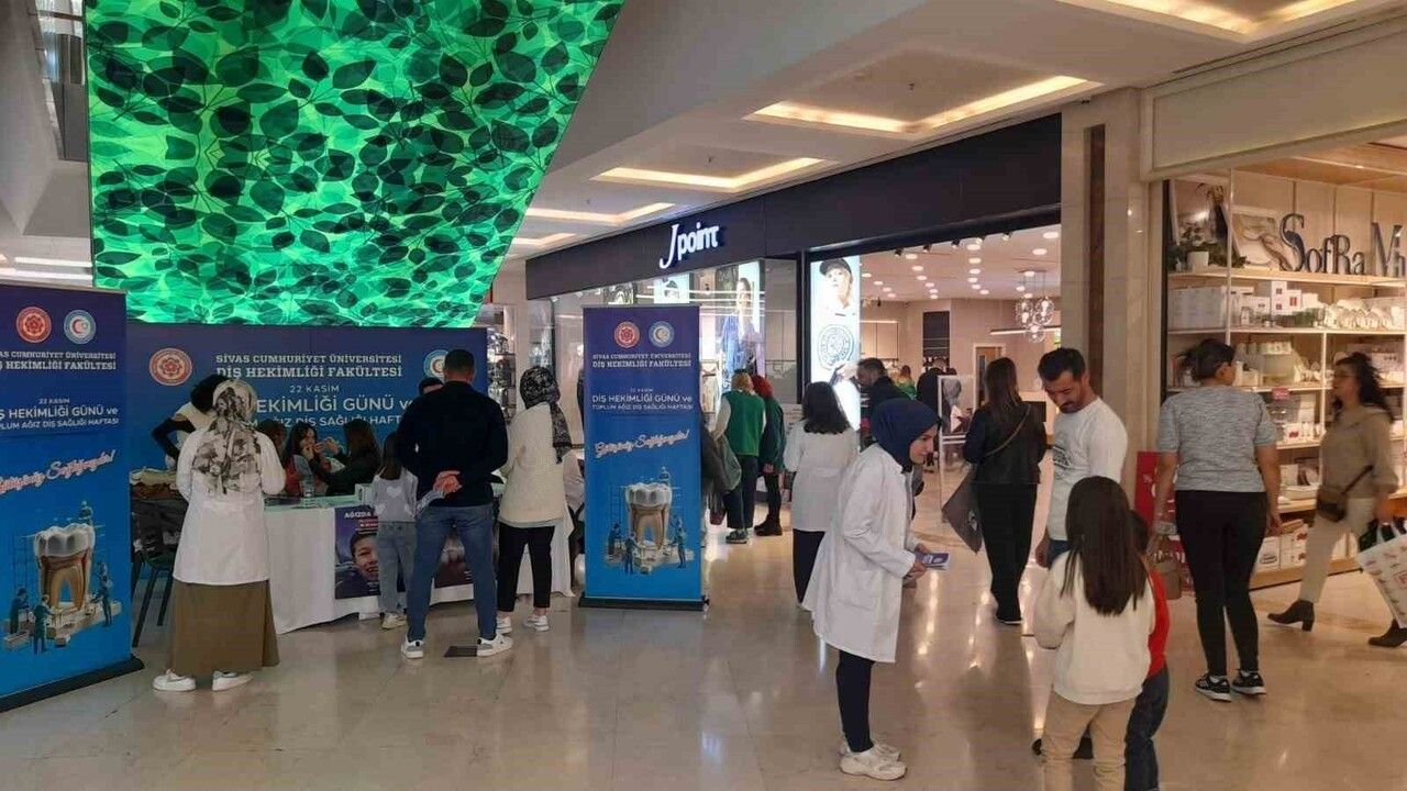 Sivas'ta üniversite öğrencilerinden ağız ve diş sağlığı standı