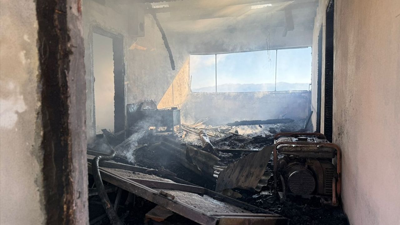 Sivas'ta Yayla Evi Yangını: Ev Kullanılamaz Hale Geldi