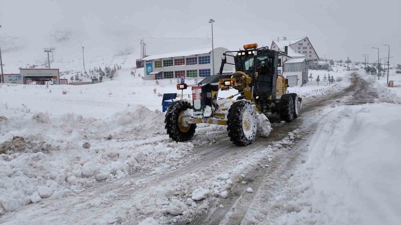 Sivas’ta yoğun kar nedeniyle 46 yerleşim yerinin yolu kapandı