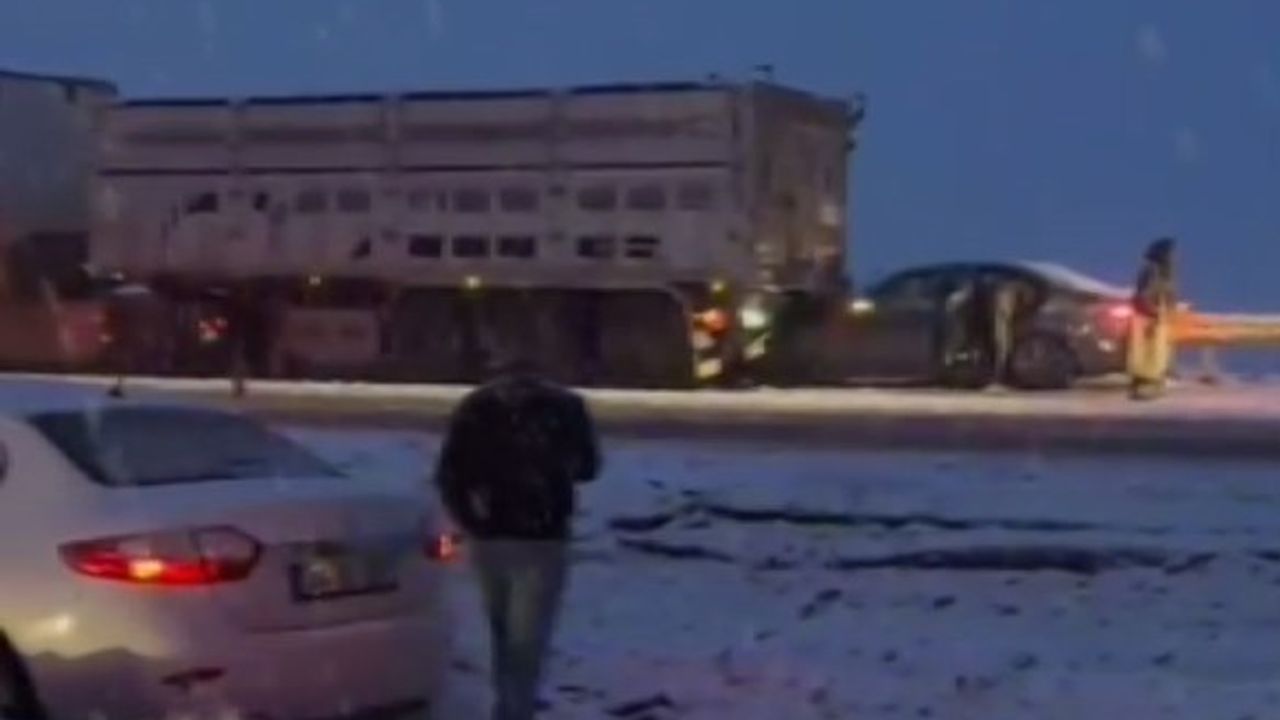 Sivas'ta yoğun kar nedeniyle zincirleme kaza: 1 ölü, 5 yaralı