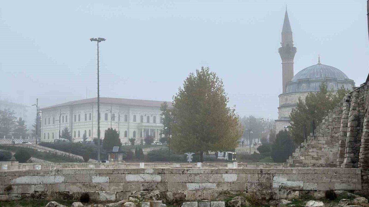 Sivas'ta Yoğun Sis Tarihi Meydanını Örtüledi