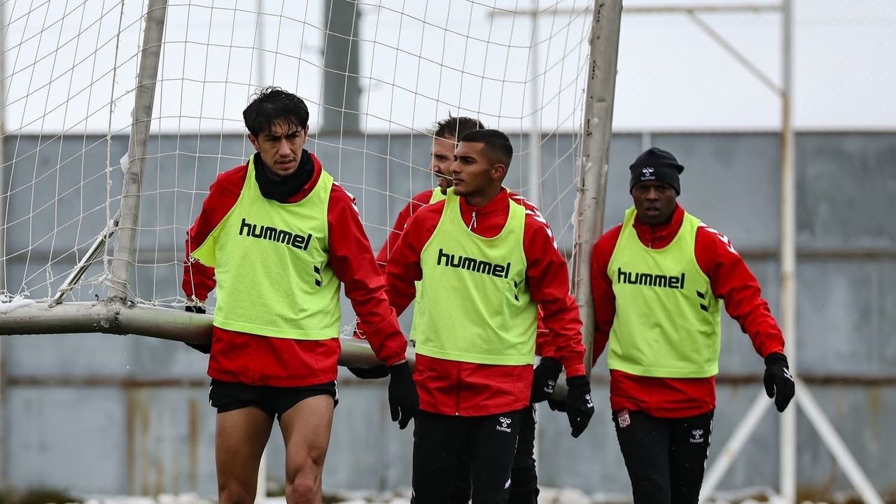 Sivasspor, Esenler Erokspor maçı öncesi pas ve dar alan idmanı yaptı