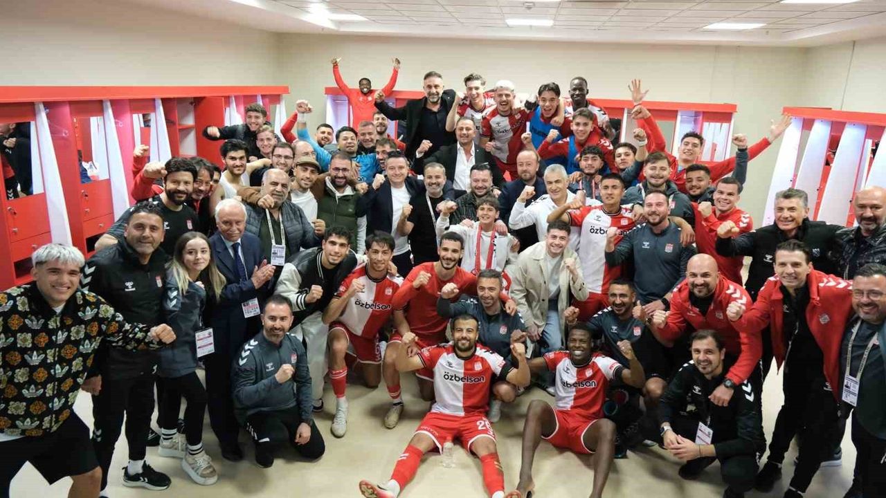 Sivasspor soyunma odasında galibiyet pozu