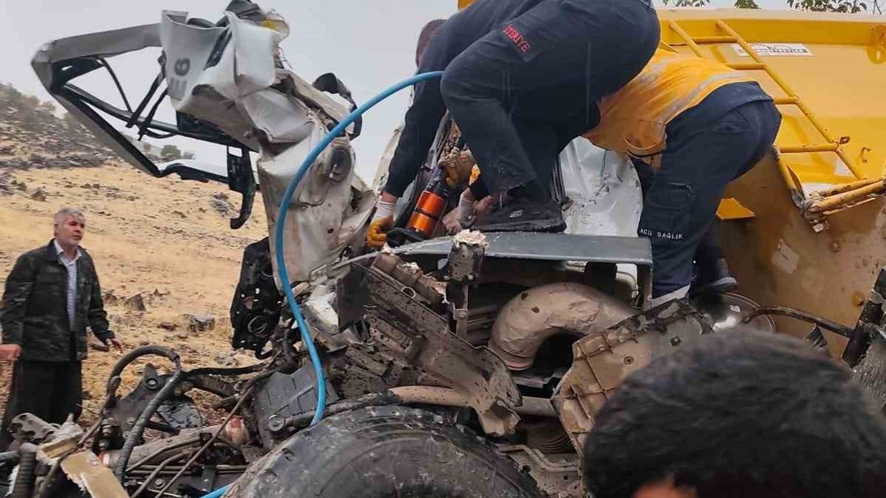 Siverek-Adıyaman kara yolunda kamyon çarpışması: 1 ölü, 1 ağır yaralı