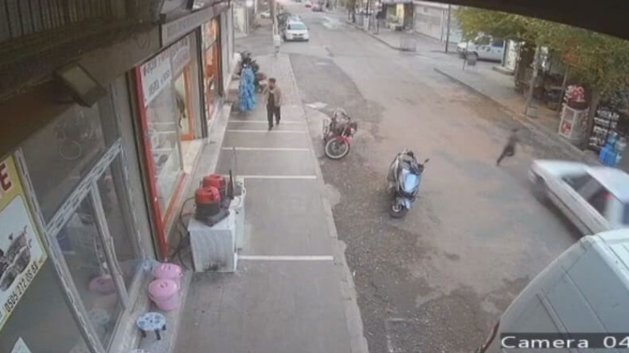 Siverek'te otomobilin çarptığı çocuk ayağa kalkıp kaçtı — Kaza anı güvenlik kamerasında