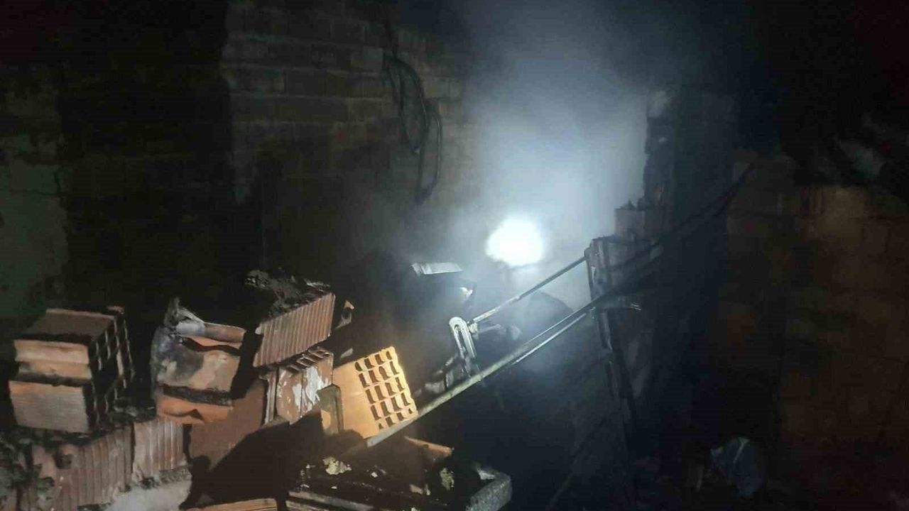 Söğüt’te metruk binada gece çıkan yangın kontrol altına alındı