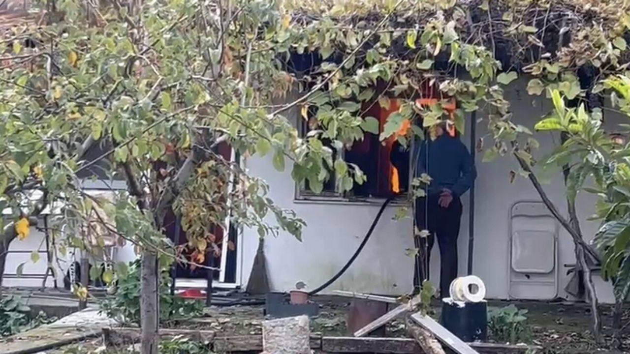Şöminenin Bacasından Çıkan Kıvılcım Evi Kullanılamaz Hale Getirdi