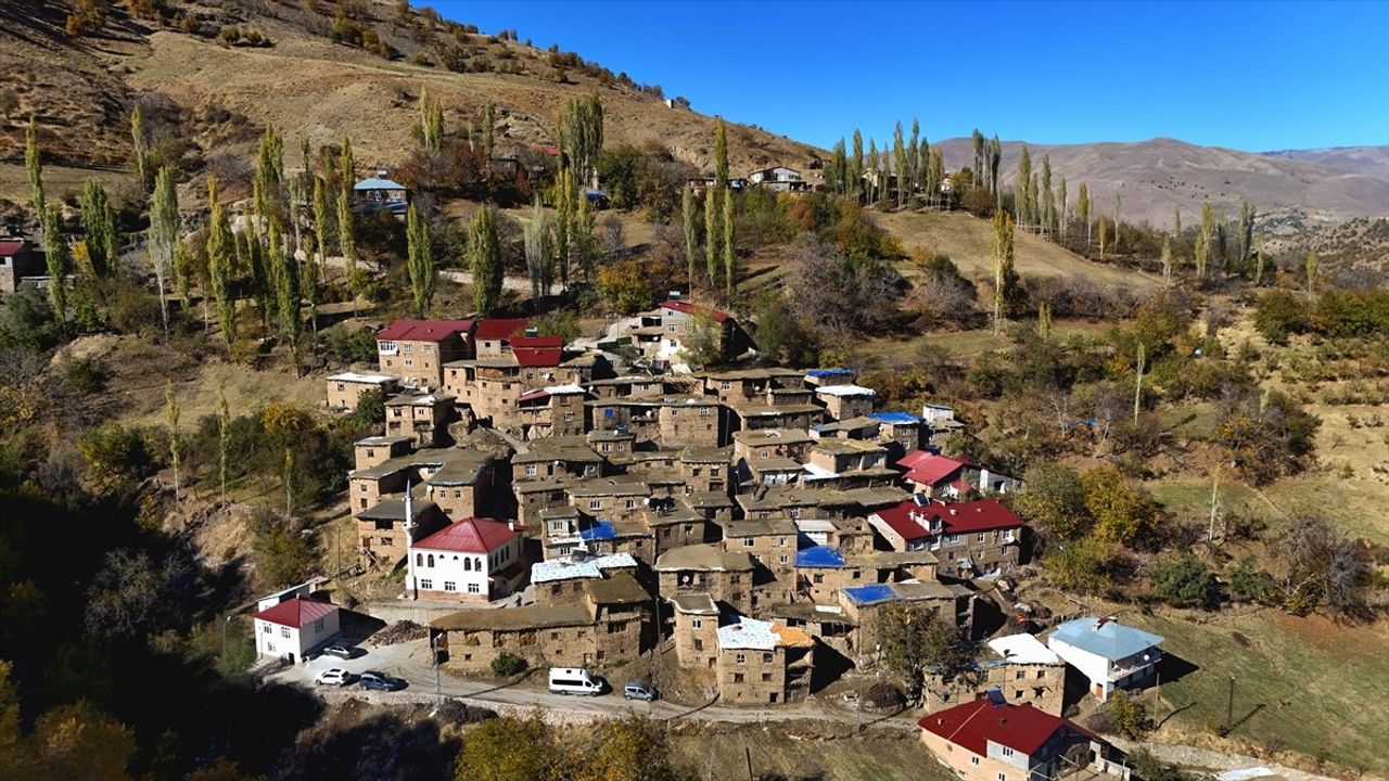 Sonbaharın Renkleriyle Bezenmiş Bitlis'in Uzuntaş Köyü