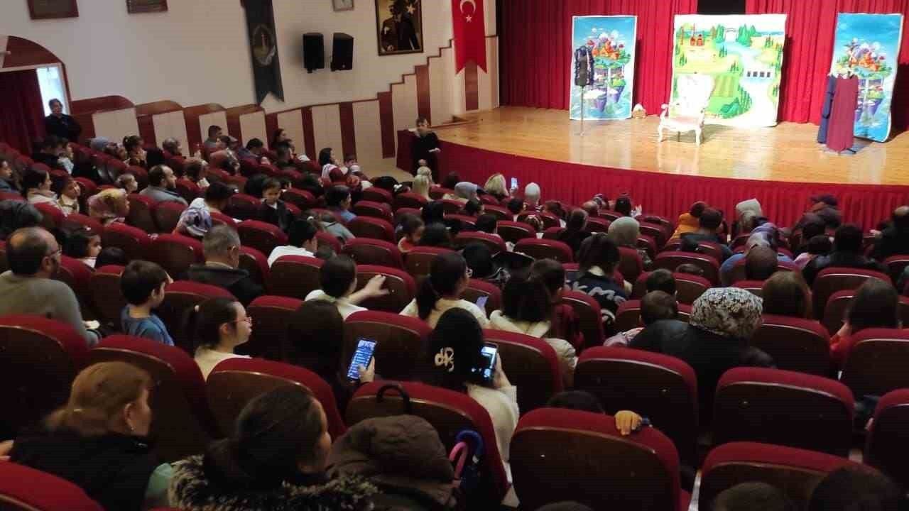 Sorgun Belediyesi Tiyatro Topluluğu İç Anadolu Turnesinde 5 Bin Seyirciyle Buluştu