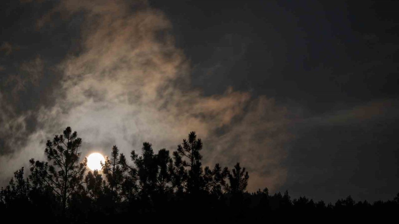 Spil Dağı'nda Kunduz Süper Ay ile Eşsiz Manzara