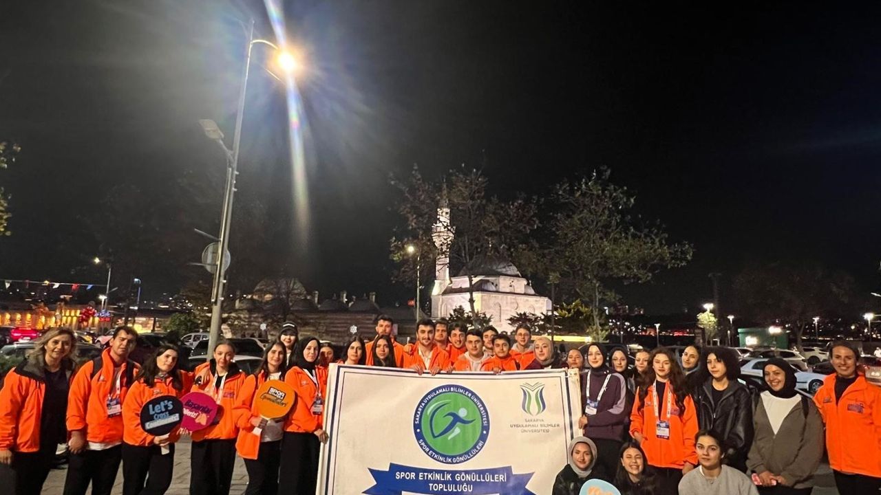 SUBÜ öğrencileri 47’nci İstanbul Maratonu'nda Start Cheer Zone'da görev yaptı