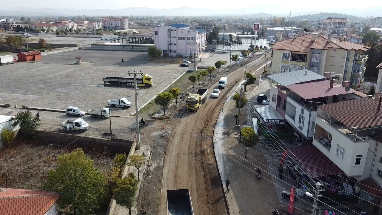 Şuhut'ta yol ve altyapı çalışmaları hız kazandı