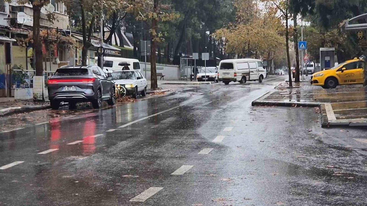 Süleymanpaşa’da Sağanak Yağış Cadde ve Sokaklarda Etkili Oldu