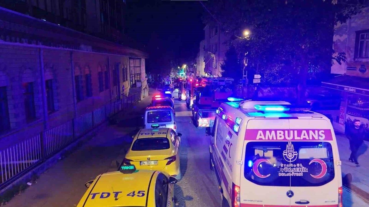 Sultanbeyli'de ahşap binada yangın: Tahliye edilen bir kişi bayıldı