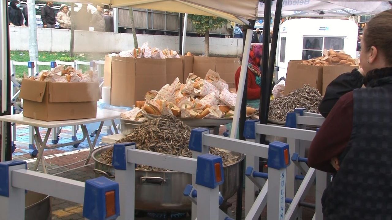 Sultangazi'de 8. Hamsi Festivali'nde Karadeniz coşkusu