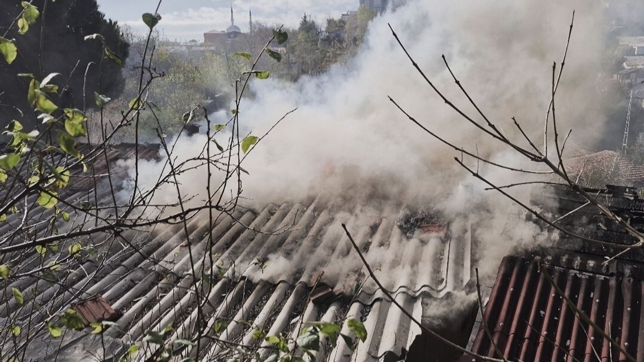 Sultangazi'de gecekonduda yangın: ev kullanılamaz hale geldi