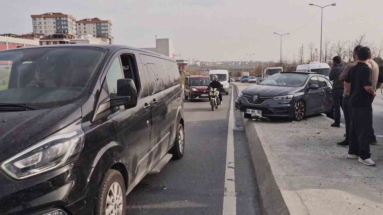 Sultangazi’de kamyonun sıkıştırdığı otomobil refüje çıktı: 1 yaralı