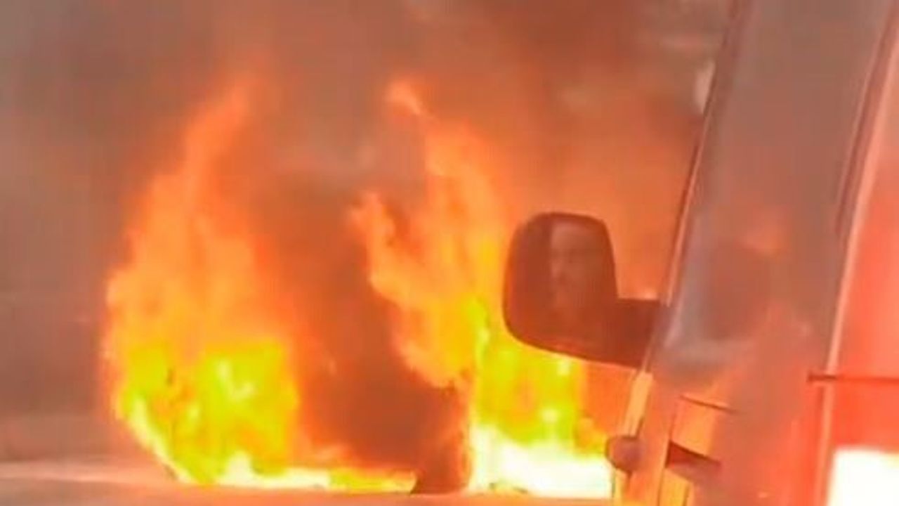 Sultangazi'de seyir halindeki hafif ticari araç alev aldı