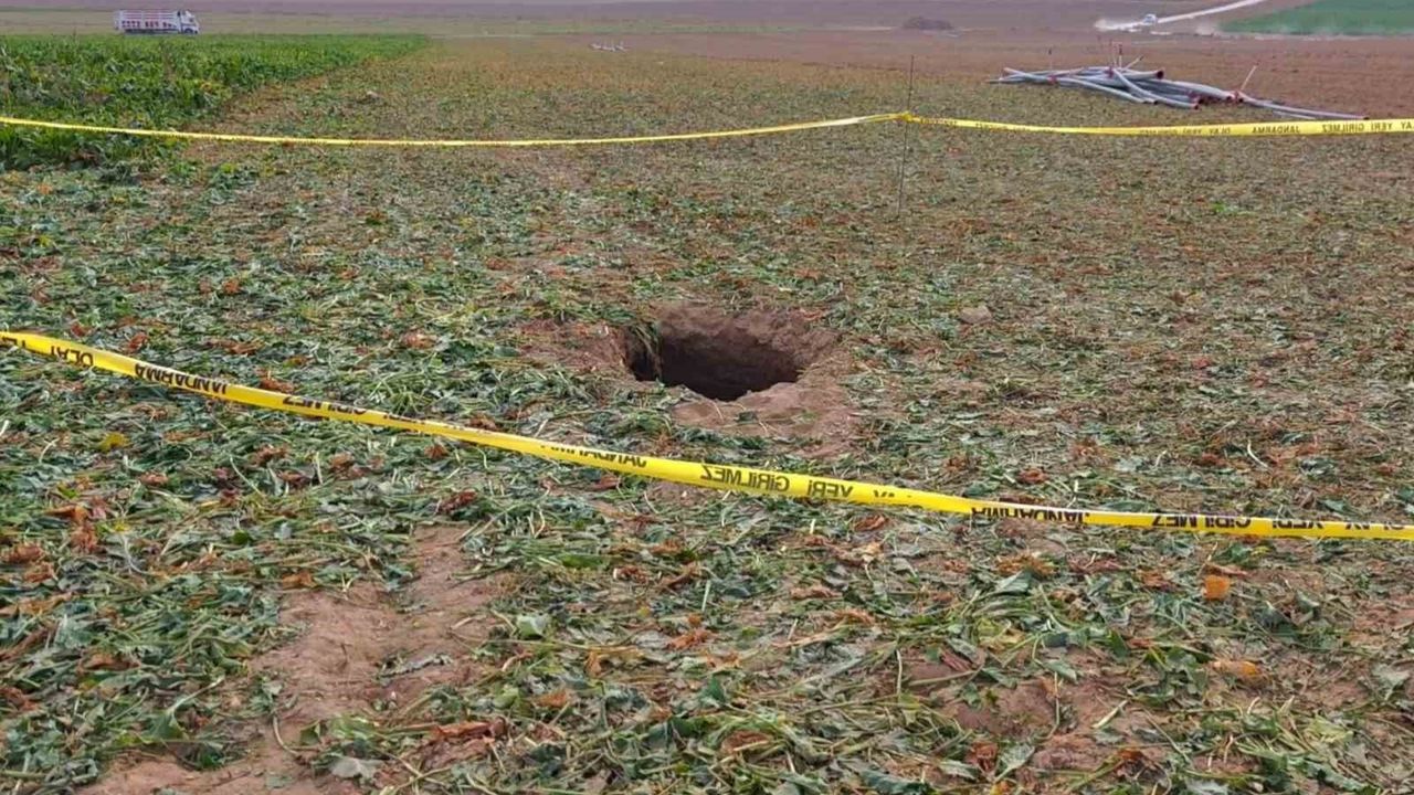 Sultanhanı'nda pancar tarlasında obruk oluştu