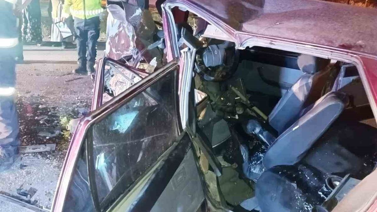 Suluova Çeltek'te Kafa Kafaya Çarpışma: 4 Yaralı