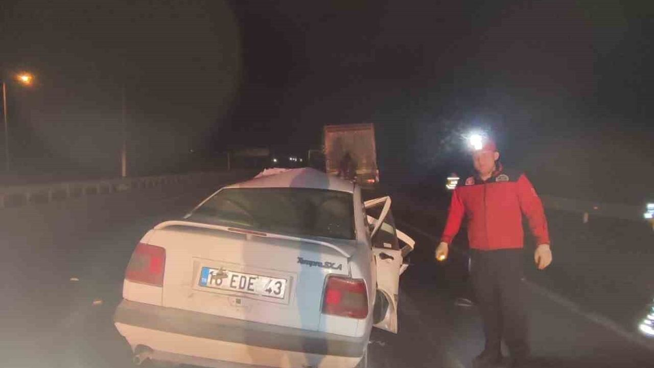 Susurluk'ta otomobil tıra arkadan çarptı: 1 ölü