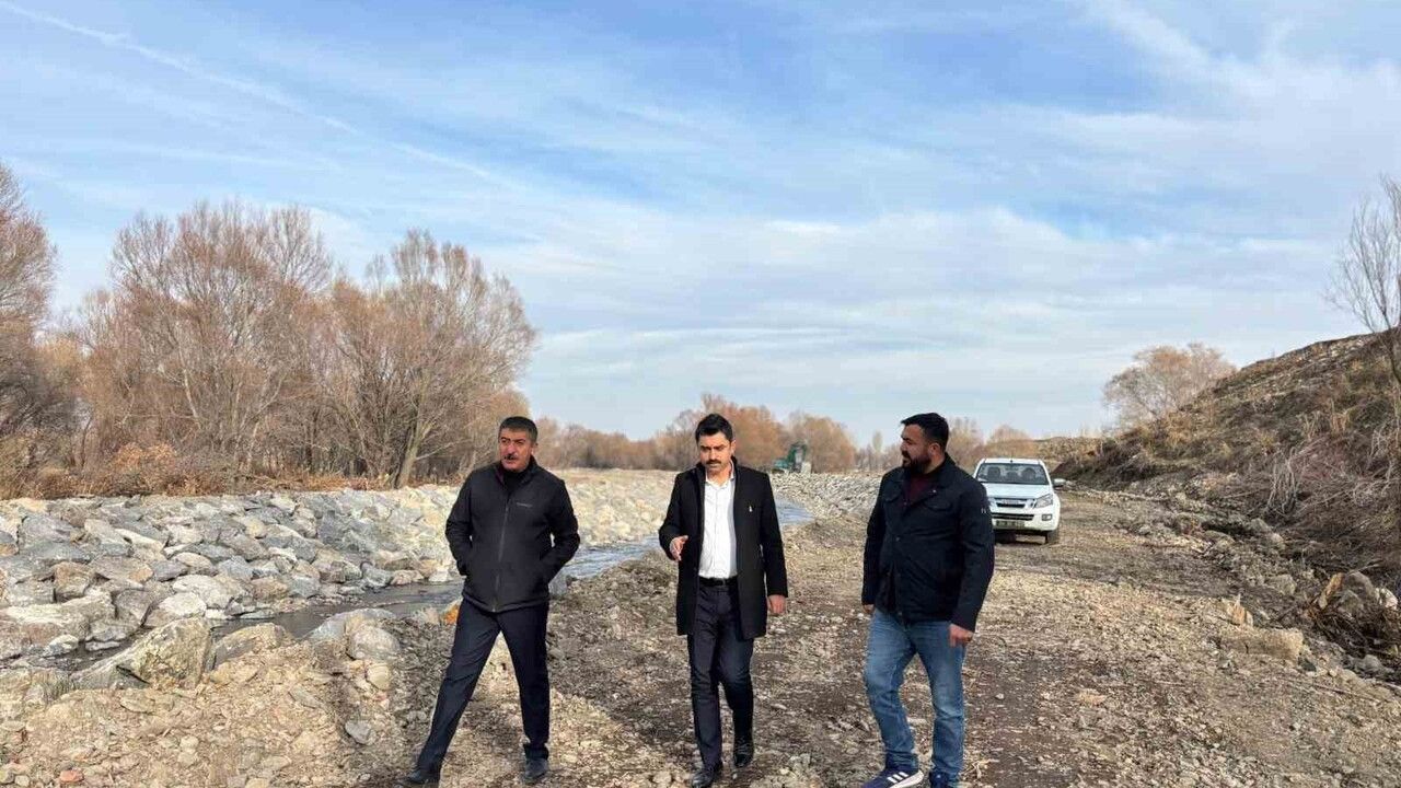 Susuz Çayı’nda Taşkın Riskine Karşı Dere Islahı Devam Ediyor