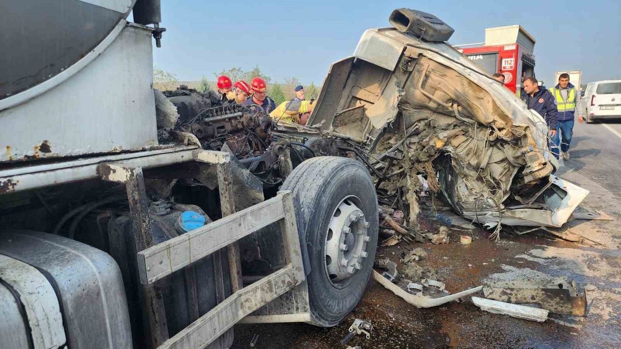 Süt tankeri tıra arkadan çarptı: sürücü kabinde sıkıştı