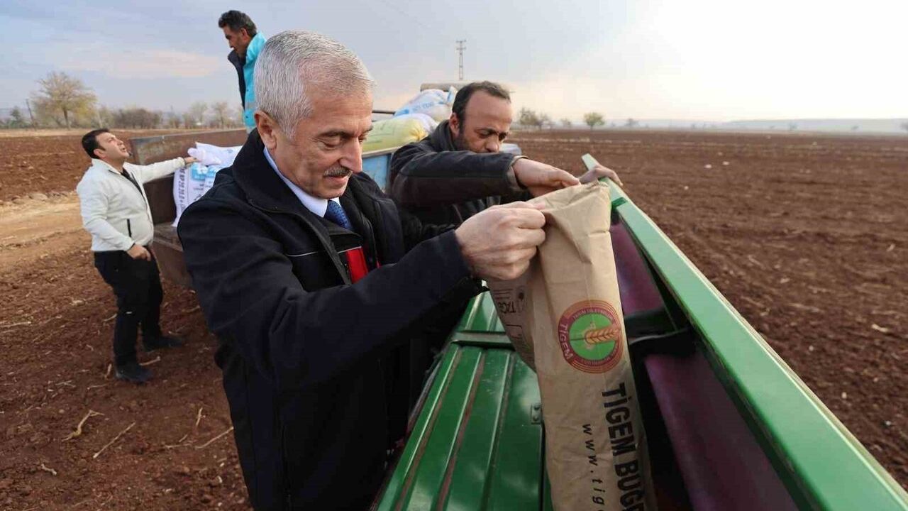 Tahmazoğlu Mülk Köyü'nde çiftçilerle tohum ve gübre ekti