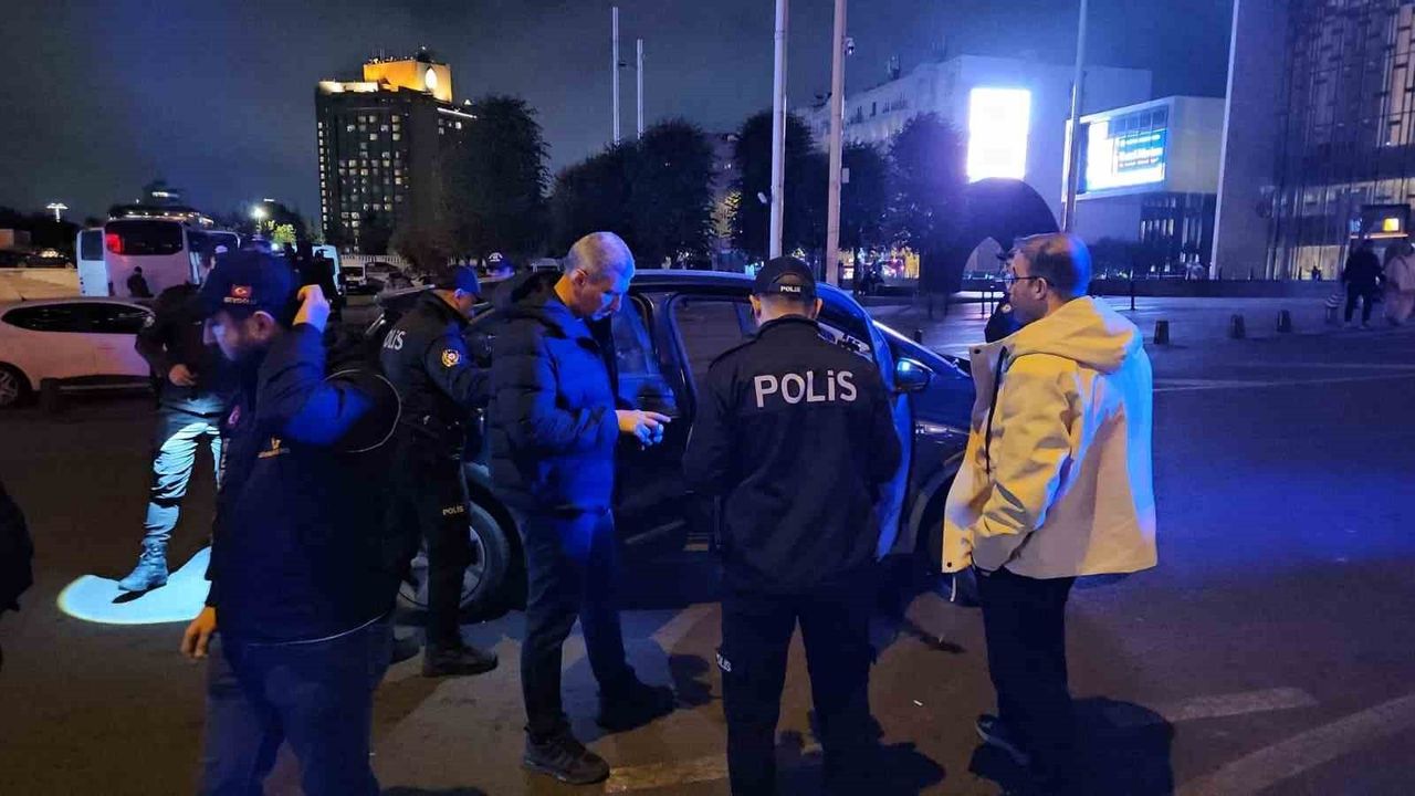 Taksim'de 'Huzur İstanbul' Denetimi: Ekipler GBT ve Araç Kontrolleri Yaptı