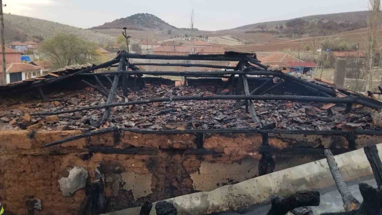 Tandır ateşi çatıya sıçradı — Alaca'da yangın itfaiye tarafından söndürüldü