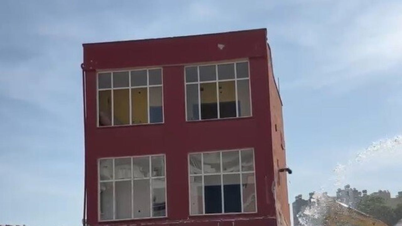 Tarsus’ta 2 katlı bina titreşim yöntemiyle yıkıldı