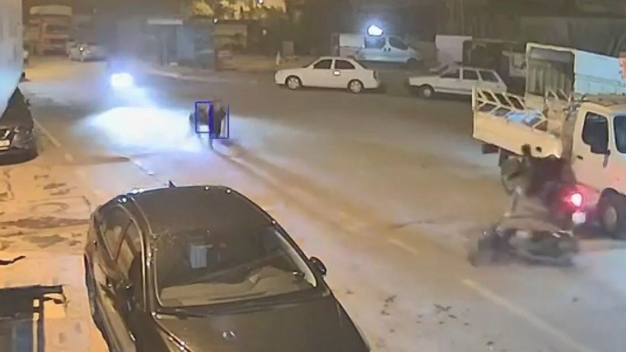 Tarsus'ta akrobatik motosiklet kazası: Sürücüler motosikleti bırakıp kaçtı