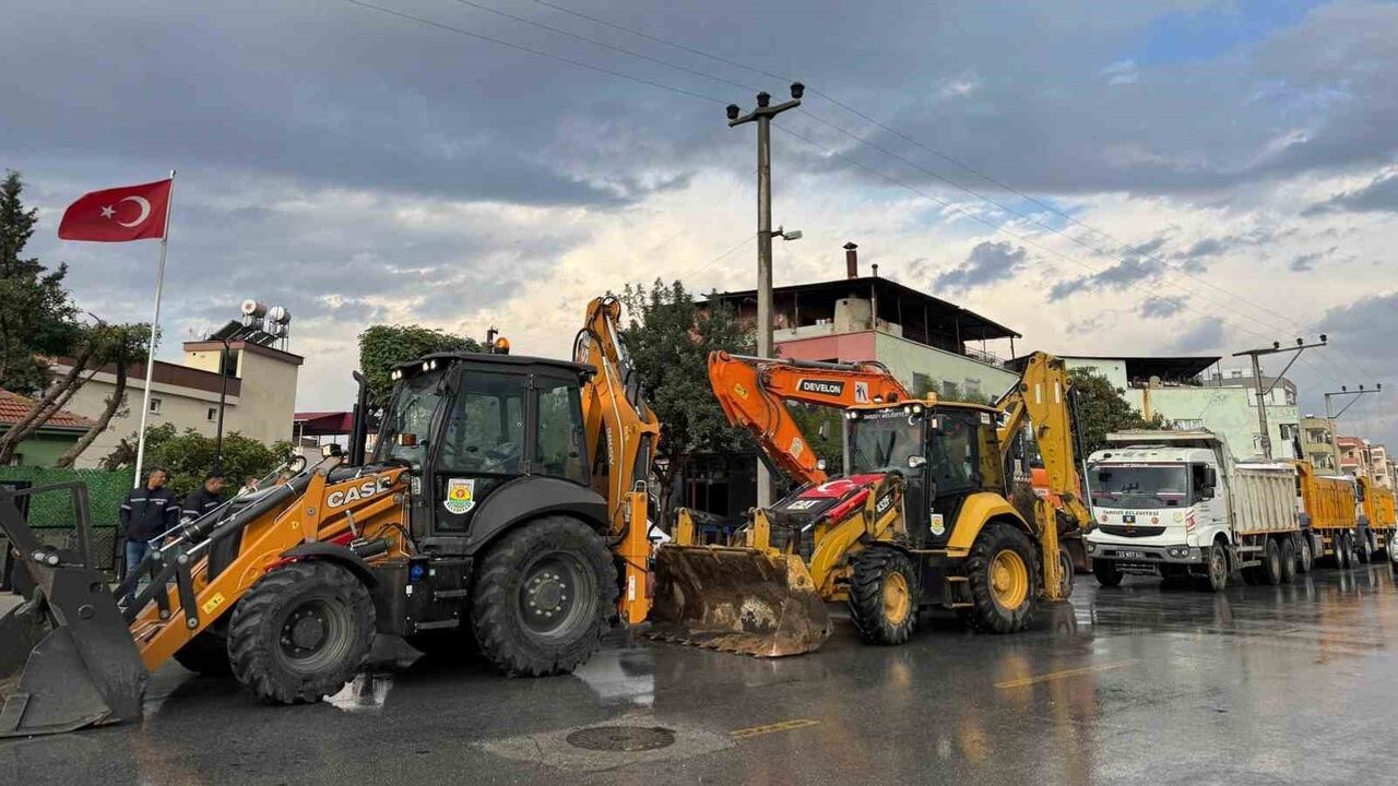 Tarsus’ta gece yağışına karşı yoğun müdahale