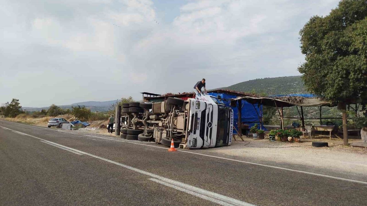 Tarsus’ta kamyon devrildi; sürücü yara almadan kurtuldu