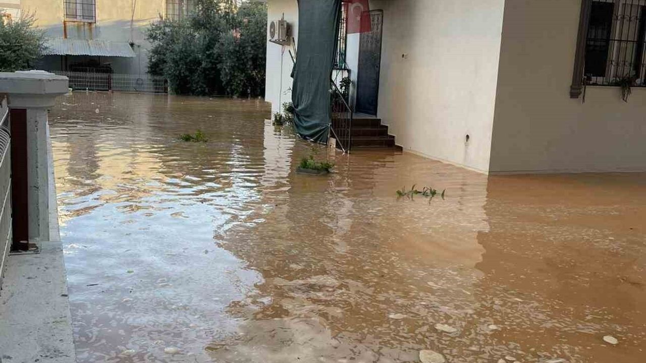 Tarsus'ta su borusu patladı: Sitelerin bahçeleri sular altında kaldı