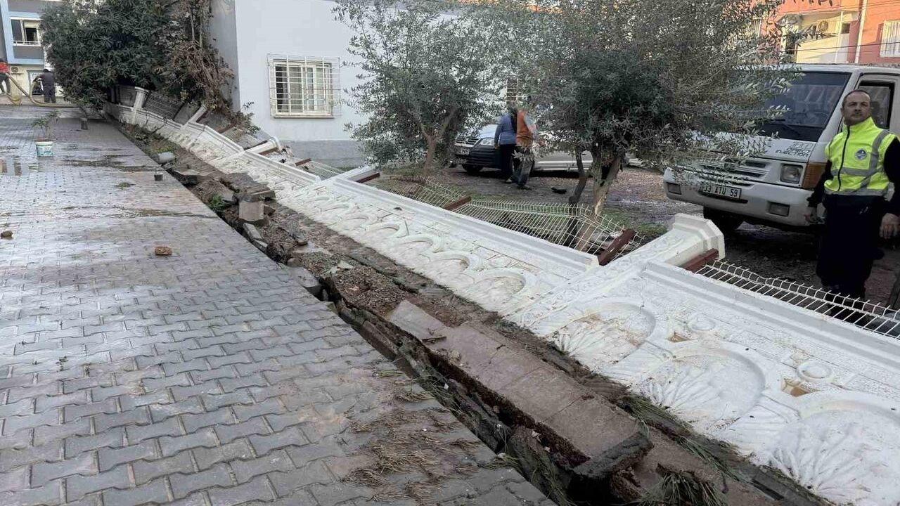 Tarsus'ta su borusu patladı: Sitelerin bahçesi suyla doldu, istinat duvarı yıkıldı