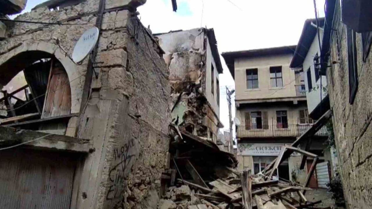 Tarsus'ta yangında hasar gören eski yapı yağmurla çöktü