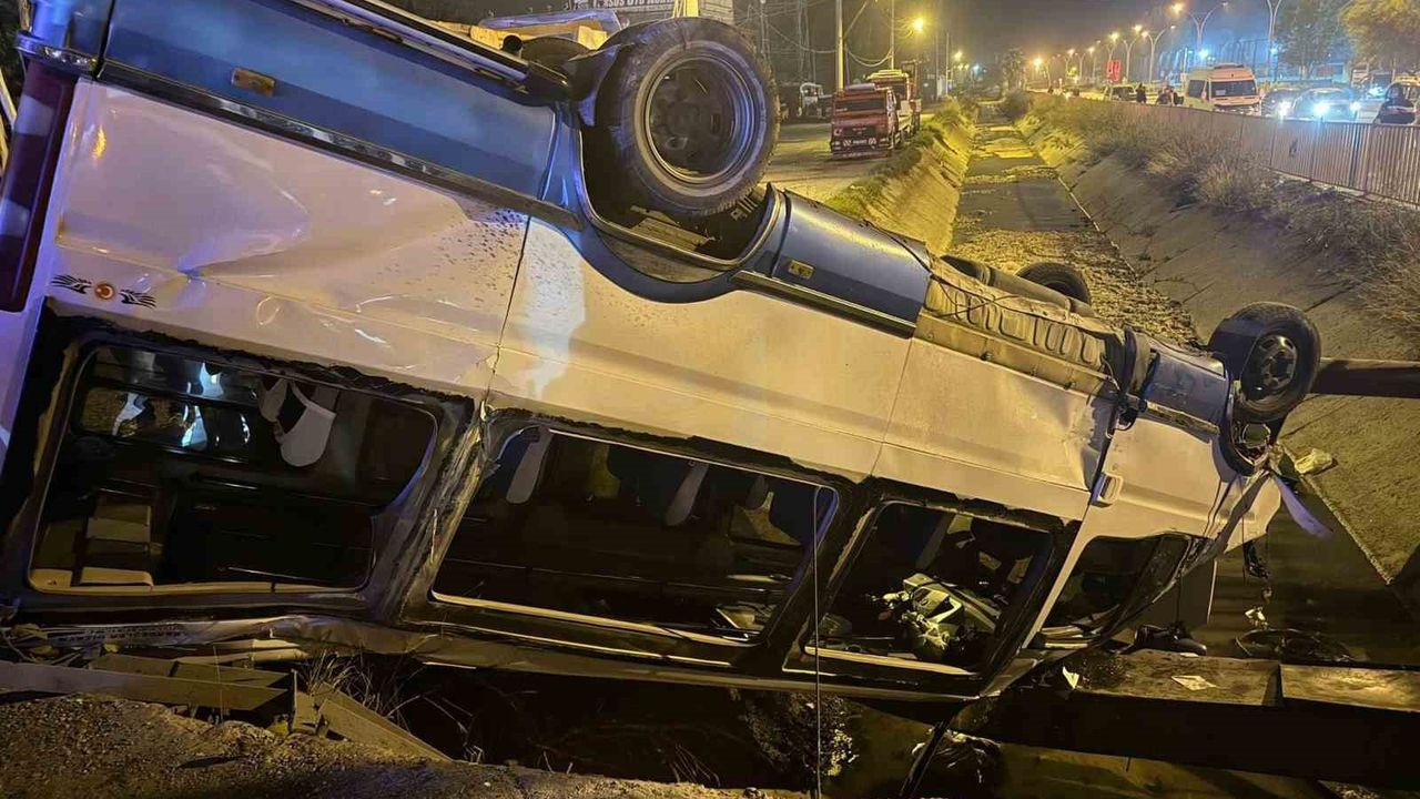 Tarsus Yeni Hal Kavşağı’nda minibüs-otomobil çarpıştı: 10 yaralı