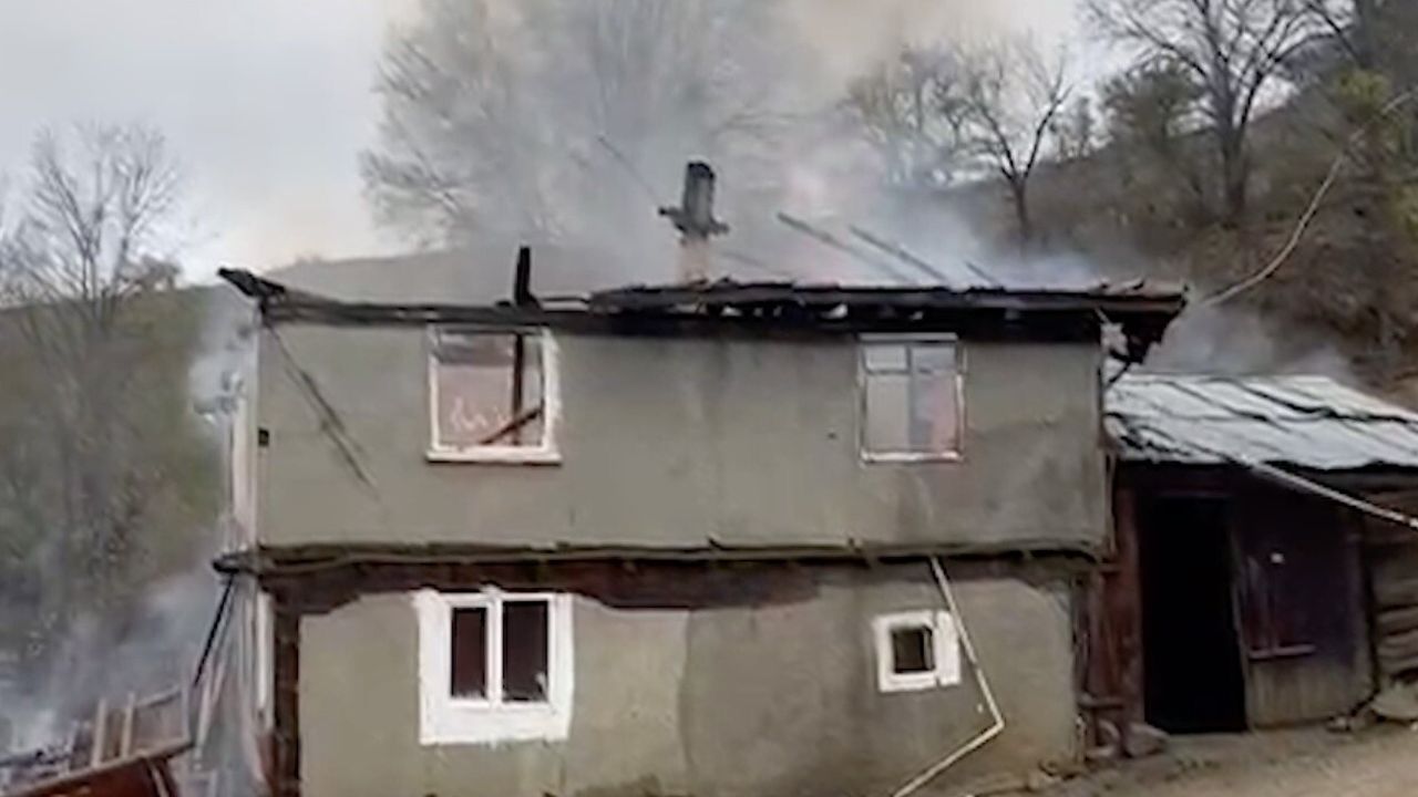 Taşköprü'de iki katlı evde yangın söndürüldü