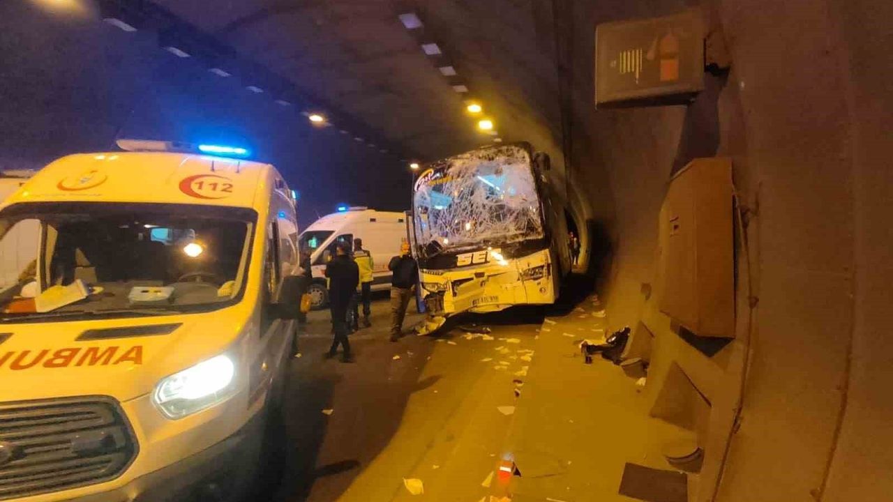 Taşoluk Tüneli'nde otobüs ile tır çarpıştı: 5 yaralı