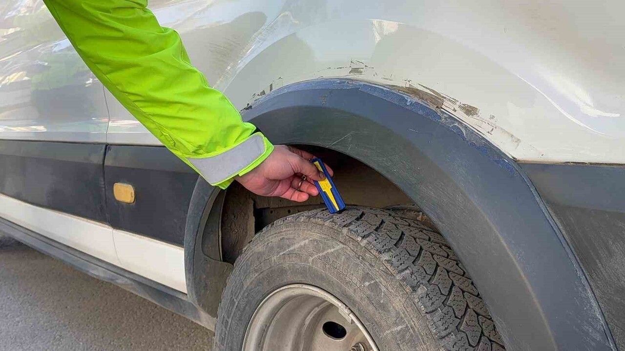 Tatvan'da kış lastiği denetimleri: 147 araç kontrol edildi