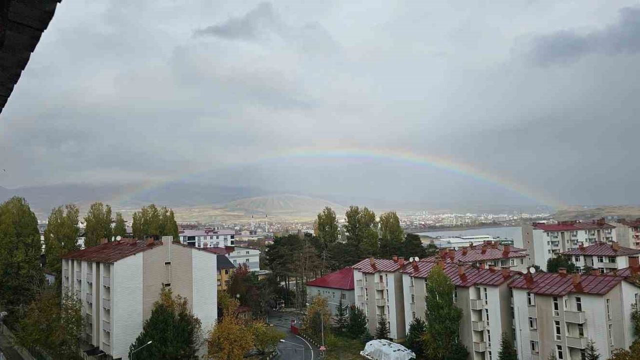 Tatvan'da Van Gölü üzerinde gökkuşağı