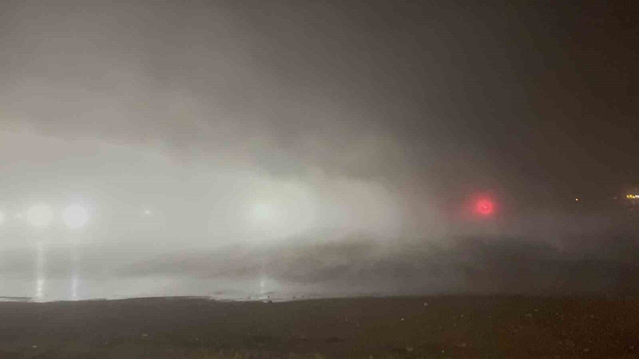 Tatvan'da yoğun sis sürücüleri zorladı